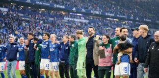 Mit Bollwerk zum Aufstieg? Schalkes Weg zum Spitzenteam Hüpfend feierten die Schalker den Sieg vor der Fankurve.