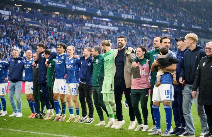 FC Schalke 04 - SV Elversberg Hüpfend feierten die Schalker den Sieg vor der Fankurve.