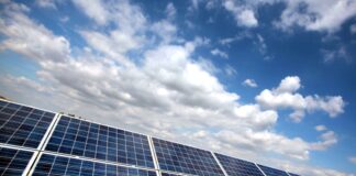 Die Landesverwaltung NRW soll bis 2030 klimaneutral sein - dazu gehört auch die Ausrüstung von Landesgebäuden mit Photovoltaik. (Symbolbild)