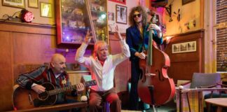 Nur mit Gitarrist und Bassist steht Schneider ab 2026 wieder auf der Bühne. Er selbst wechselt zwischen verschiedenen Instrumenten. 