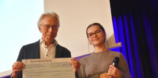 Lisa Scheider überreichte den Scheck an Jürgen Winkelmann. Foto: Feldmeier