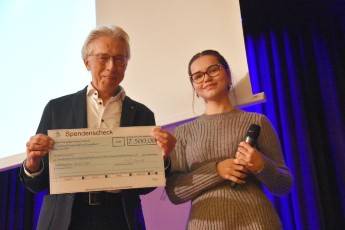 Lisa Scheider überreichte den Scheck an Jürgen Winkelmann. Foto: Feldmeier