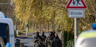 Polizisten in schwerer Montur rückten wegen einer möglichhen Gefahrenlage aus