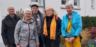 Mettmanns Omas gegen Rechts: “Widersetzen uns aktiv rechtsextremen Strömungen” Die "Omas gegen Rechts" mit Unterstützung. Foto: privat