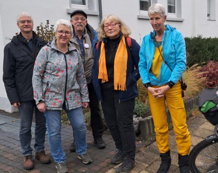 Die "Omas gegen Rechts" mit Unterstützung. Foto: privat