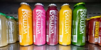 «Vermisst» steht groß auf den Smoothie-Flaschen von True Fruits - auf der Rückseite wird mit Fotos nach zwei seit Jahren vermissten Personen gesucht.