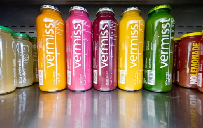 «Vermisst» steht groß auf den Smoothie-Flaschen von True Fruits - auf der Rückseite wird mit Fotos nach zwei seit Jahren vermissten Personen gesucht.