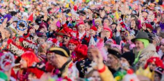 Bei strahlendem Sonnenschein ist in Köln der Beginn der Karnevalszeit gefeiert worden.