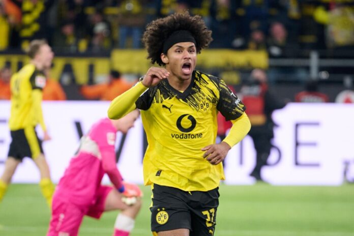 Karim Adeyemi jubelt nach seinem Tor für Dortmund gegen Stuttgart. 