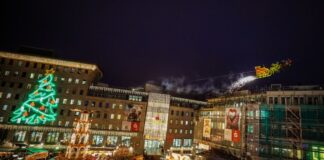 In einem Schlitten, der an einem Stahlseil befestigt ist, fliegt der Weihnachtsmann zwei Mal täglich über den Weihnachtsmarkt in Bochum.