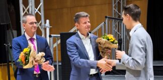 Mettmanns stellvertretende Bürgermeister freuen sich auf ihre Aufgaben Bürgermeister André Bär gratuliert Thomas Sterz (Mitte) und Volker Eichert zu ihrer Wahl. Foto: privat