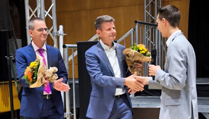 stellvertretenden Bürgermeister Bürgermeister André Bär gratuliert Thomas Sterz (Mitte) und Volker Eichert zu ihrer Wahl. Foto: privat