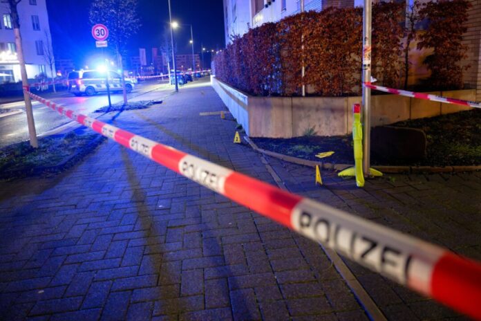 Die Polizei hat den Tatort abgesperrt und sichert Spuren. 