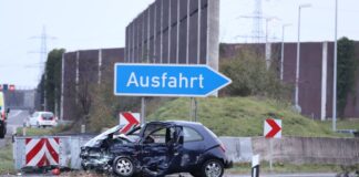 In diesem Wagen wurde ein 26-Jähriger am frühen Morgen auf der A3 bei der Ausfahrt Köln-Dellbrück schwer verletzt.