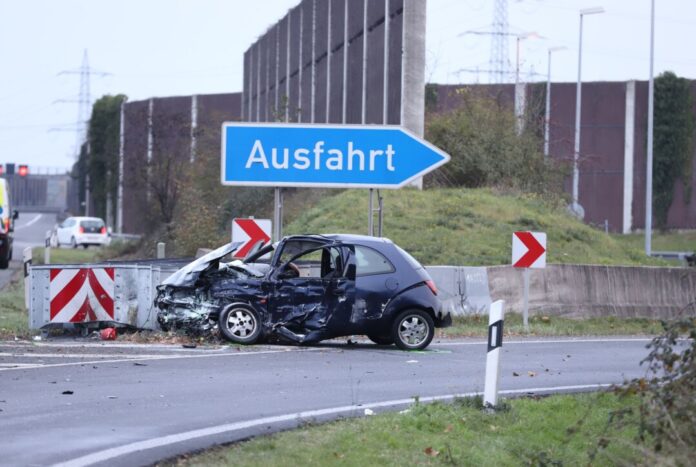 In diesem Wagen wurde ein 26-Jähriger am frühen Morgen auf der A3 bei der Ausfahrt Köln-Dellbrück schwer verletzt.