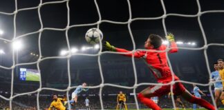 «Nicht gut genug»: BVB verliert in Manchester BVB-Torwart Gregor Kobel konnte die Niederlage nicht verhindern.