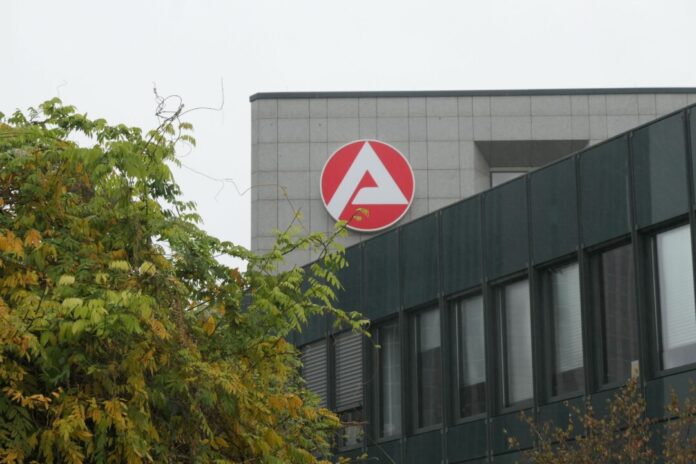 Weniger Arbeitslose in NRW: Die Agentur für Arbeit NRW gibt aber keine Entwarnung. (Archivbild)