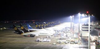 Verspätete Passagiere laufen auf Flugfeld – Strafverfahren Die beiden Männer schlugen die Scheibe eines Notschalters ein.