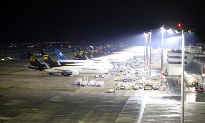 Die beiden Männer schlugen die Scheibe eines Notschalters ein. 