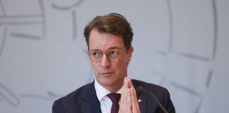 Nordrhein-Westfalens Ministerpräsident Hendrik Wüst (CDU) hat einige Gründe, hoffnungsvoll ins neue Jahr zu blicken. 