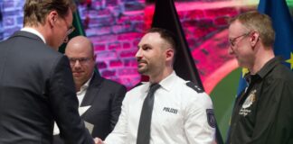 Gegenseitig gerettet – Ratinger Anschlagsopfer geehrt NRW-Ministerpräsident Hendrik Wüst (CDU) zeichnet Einsatzkräfte mit der Rettungsmedaille des Landes aus, die im Mai 2023 Opfer eines Mordanschlages in einem Ratinger Hochhaus wurden. Unter ihnen ist der 32-jährige Polizeioberkommissar Enver G. (Mitte).