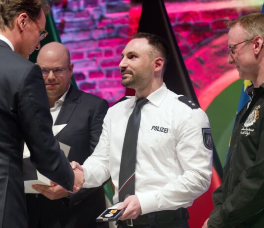 Gegenseitig gerettet – Ratinger Anschlagsopfer geehrt NRW-Ministerpräsident Hendrik Wüst (CDU) zeichnet Einsatzkräfte mit der Rettungsmedaille des Landes aus, die im Mai 2023 Opfer eines Mordanschlages in einem Ratinger Hochhaus wurden. Unter ihnen ist der 32-jährige Polizeioberkommissar Enver G. (Mitte).