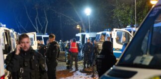 Ausschreitungen beim Niederrheinpokal – Polizei greift ein Die Polizei musste zwischenzeitlich Schlagstöcke und Pfefferspray gegen die Randalierer einsetzen.