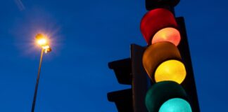 Ein Jahr auch zum Schmunzeln: Die Kuriositäten 2025 Die Ampel habe blau geleuchtet, nicht rot, versicherte ein betrunkener Autofahrer der Polizei. (Symbolbild)