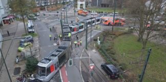 Straßenbahn in Düsseldorf entgleist – 13 Verletzte Die Straßenbahn wurde in der Mitte auseinandergerissen.