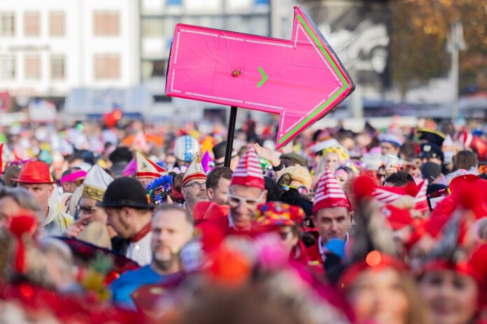 Der Start in die Karnevalssession verlief laut Kölner Ordnungsamt recht entspannt.