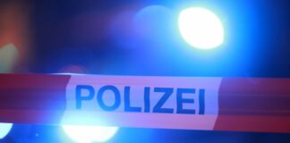 Polizisten haben einen Tatverdächtigen festgenommen, der am Samstagabend seine Mutter getötet haben soll. (Symbolbild)