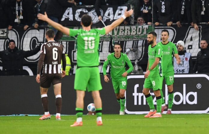 FC St.Pauli - Borussia Mönchengladbach Erleichterung nach VAR-Entscheid: Mönchengladbacher jubeln nach dem 1:0 über die erste Führung der Saison.
