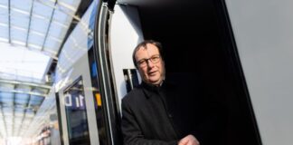 Minister: Kölner Bahnsperrung ein «Stück aus dem Tollhaus» «Das kann man sich ja überhaupt nicht ausmalen», sagt NRW-Verkehrsminister Oliver Krischer zu den Vorgängen rund um das neue Stellwerk am Kölner Hauptbahnhof. (Archivbild)