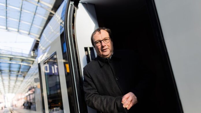 «Das kann man sich ja überhaupt nicht ausmalen», sagt NRW-Verkehrsminister Oliver Krischer zu den Vorgängen rund um das neue Stellwerk am Kölner Hauptbahnhof. (Archivbild)