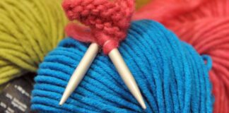 Ehrenamtler stricken auch für einen guten Zweck. (Symbolbild) 