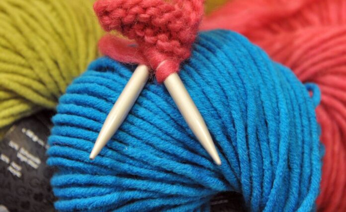 Ehrenamtler stricken auch für einen guten Zweck. (Symbolbild) 