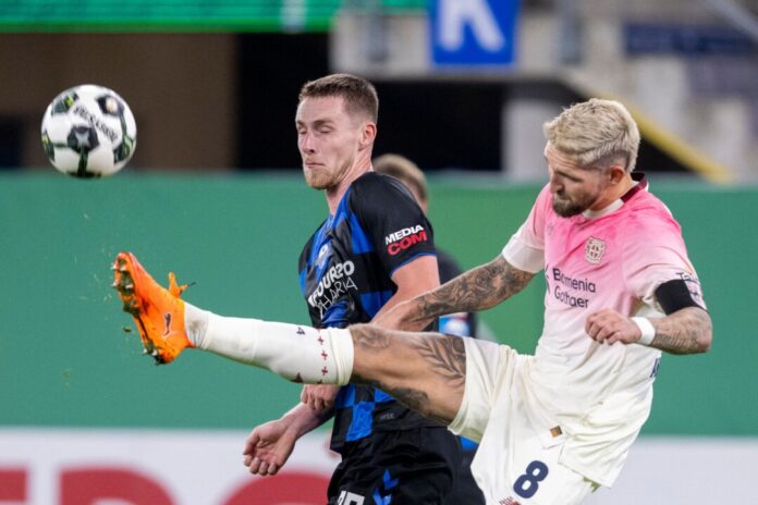 Robert Andrich Zweikampfstark: Bayer-Kapitän Robert Andrich (r). (Archivbild)