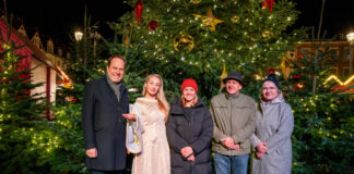 Der Düsseldorfer Weihnachtsmarkt ist im Beisein des Oberbürgermeisters Stephan Keller (l.) eröffnet worden. Foto: D.LIVE / Kai Kuczera 