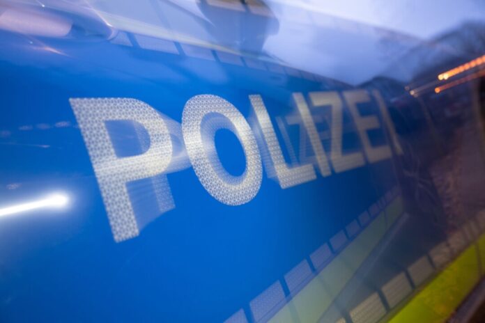 Polizei Die fünf flüchtigen Insassen fand die Polizei in der Nähe des beschädigten Wagens. (Symbolbild)