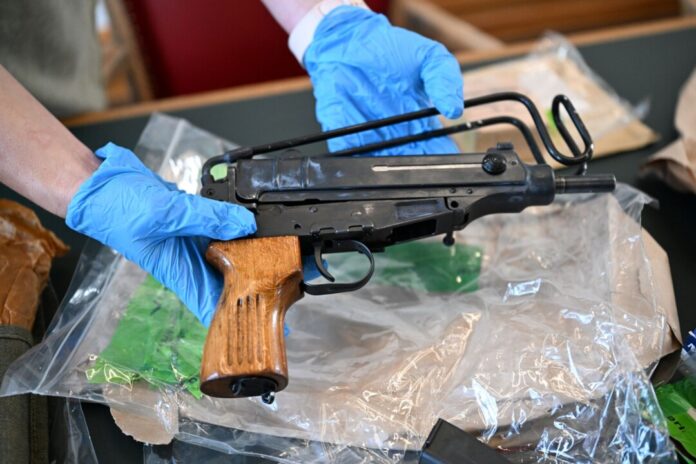 Polizei und Staatsanwaltschaft haben einen Überblick über ihre Entdeckungen in dem riesigen illegalen Waffenlager von Remscheid vorgelegt. (Archivbild)