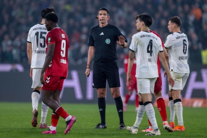 Borussia Mönchengladbach - 1. FC Köln Schiedsrichter Aytekin im Mittelpunkt der Diskussion.