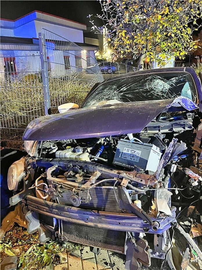 Sekundenschlaf am Steuer – Zwei Schwerverletzte in Monheim Ein Fahrer verliert am Steuer die Kontrolle, das Auto prallt gegen einen Ampelmast: Zwei Menschen werden schwer verletzt.