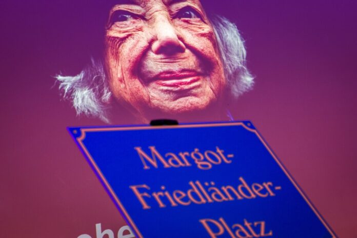 Einweihung eines Margot-Friedländer-Platzes in Menden Sie starb vor etwa einem halben Jahr im stolzen Alter von 103 Jahren, nun ist sie Namensgeberin für einen Platz: Margot Friedländer.