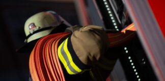 Feuerwehrleute löschen den Brand in dem Pelletwerk. (Symbolbild)