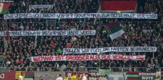 Die Augsburger Fans üben auf Spruchbändern Kritik am Weg der Vereinsführung mit Sandro Wagner.