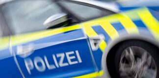 Die Polizei sucht einen Mann und bittet um Hinweise. (Symbolbild)