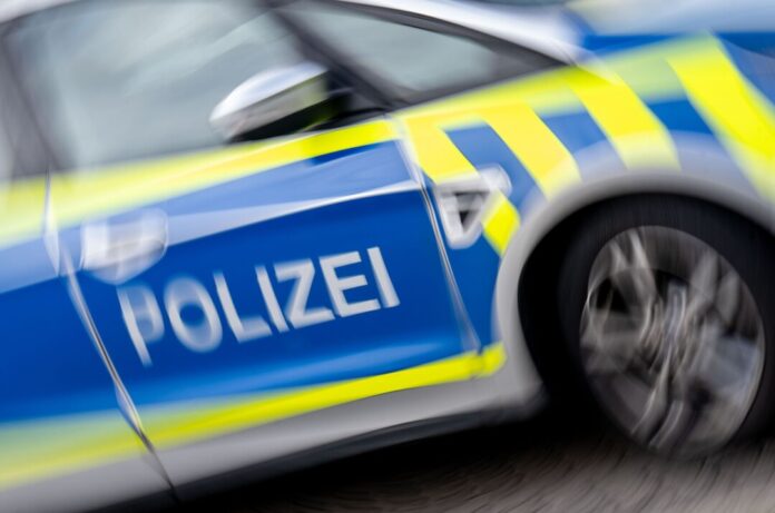Die Polizei sucht einen Mann und bittet um Hinweise. (Symbolbild)