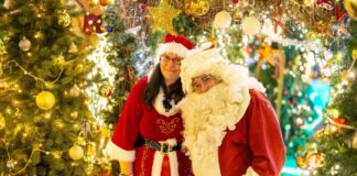 Zuckersüßer Lichterglanz: Oberhausener Weihnachtshaus öffnet Altenpfleger Dirk van Acken und seine Partnerin Nicole Tratz im Weihnachtskostüm.