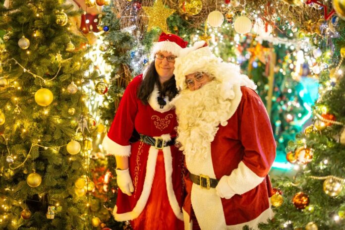 Weihnachtshaus Oberhausen Altenpfleger Dirk van Acken und seine Partnerin Nicole Tratz im Weihnachtskostüm.