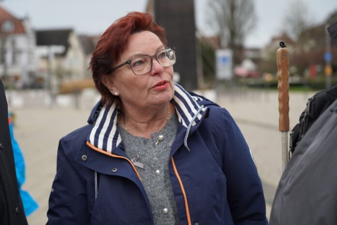 AfD-Vize-Bürgermeisterin in Bad Salzuflen vor der Abwahl Die AfD-Politikerin Sabine Reinknecht vor der Ratssitzung.